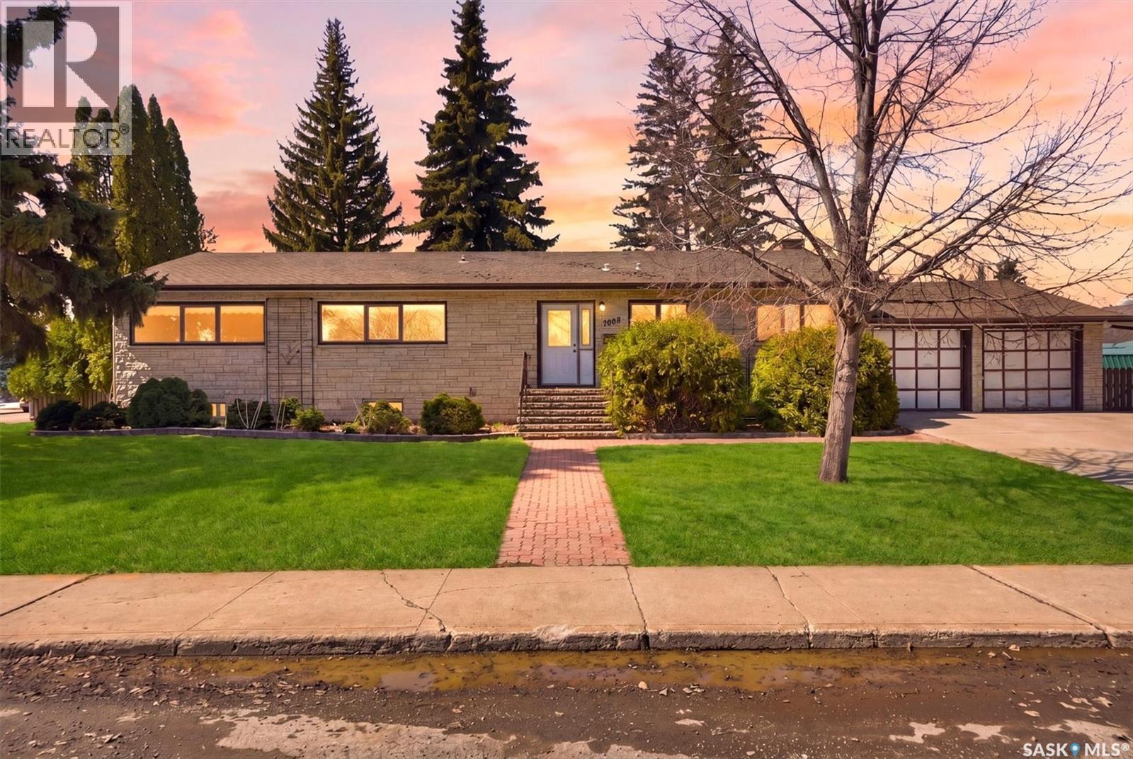 2020 Eastlake Avenue, Saskatoon, SK - Outdoor