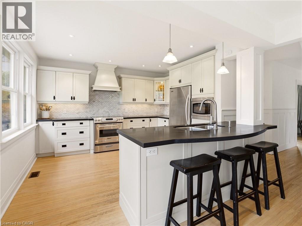 2137 Deyncourt Drive, Burlington, ON - Indoor Photo Showing Kitchen With Upgraded Kitchen