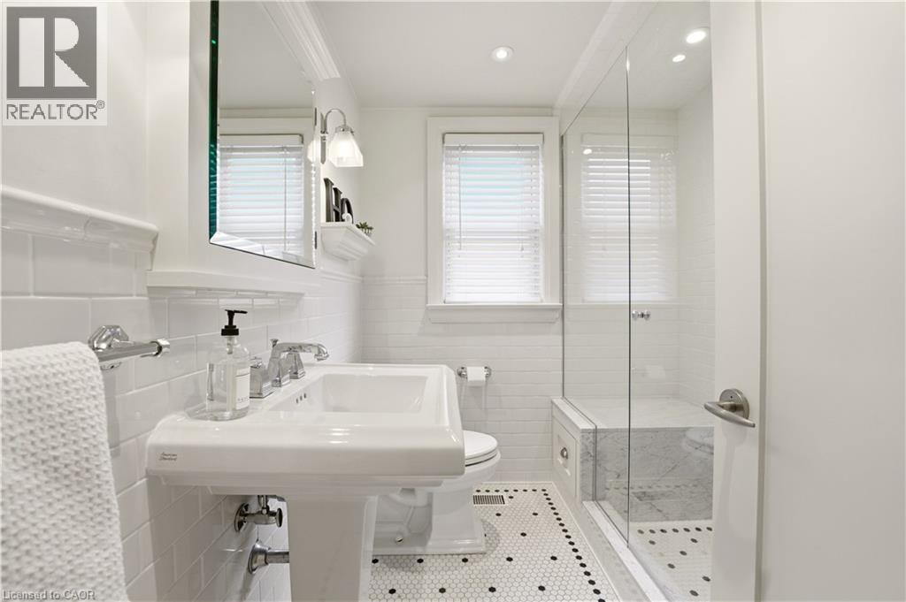 Main Level Bathroom - 2137 Deyncourt Drive, Burlington, ON - Indoor Photo Showing Bathroom