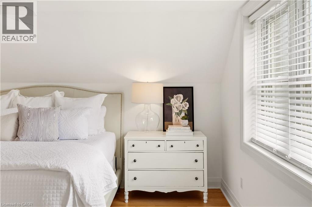 2137 Deyncourt Drive, Burlington, ON - Indoor Photo Showing Bedroom