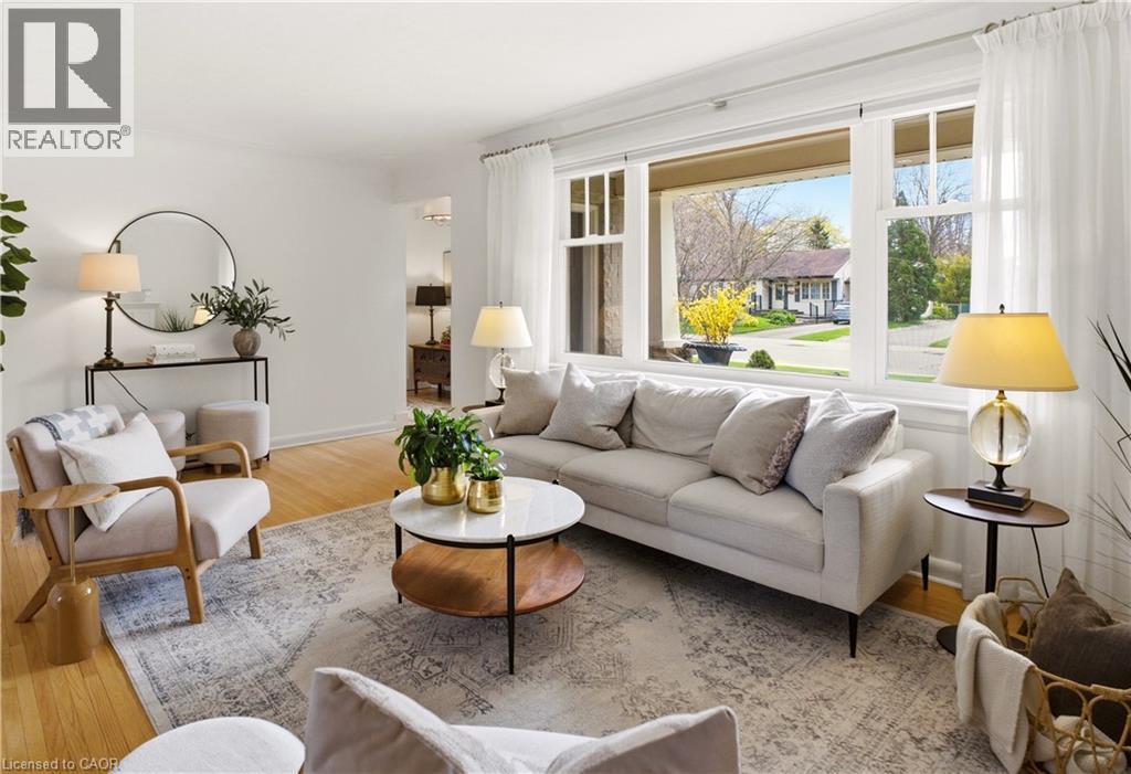 2137 Deyncourt Drive, Burlington, ON - Indoor Photo Showing Living Room
