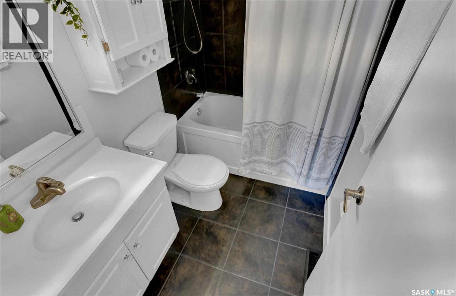 23 Scrivener Crescent, Regina, SK - Indoor Photo Showing Bathroom
