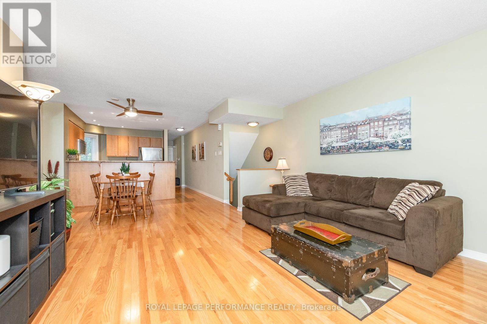 111 Steele Park Private, Ottawa, ON - Indoor Photo Showing Living Room