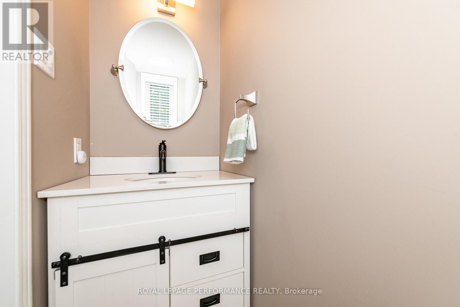 111 Steele Park Private, Ottawa, ON - Indoor Photo Showing Bathroom