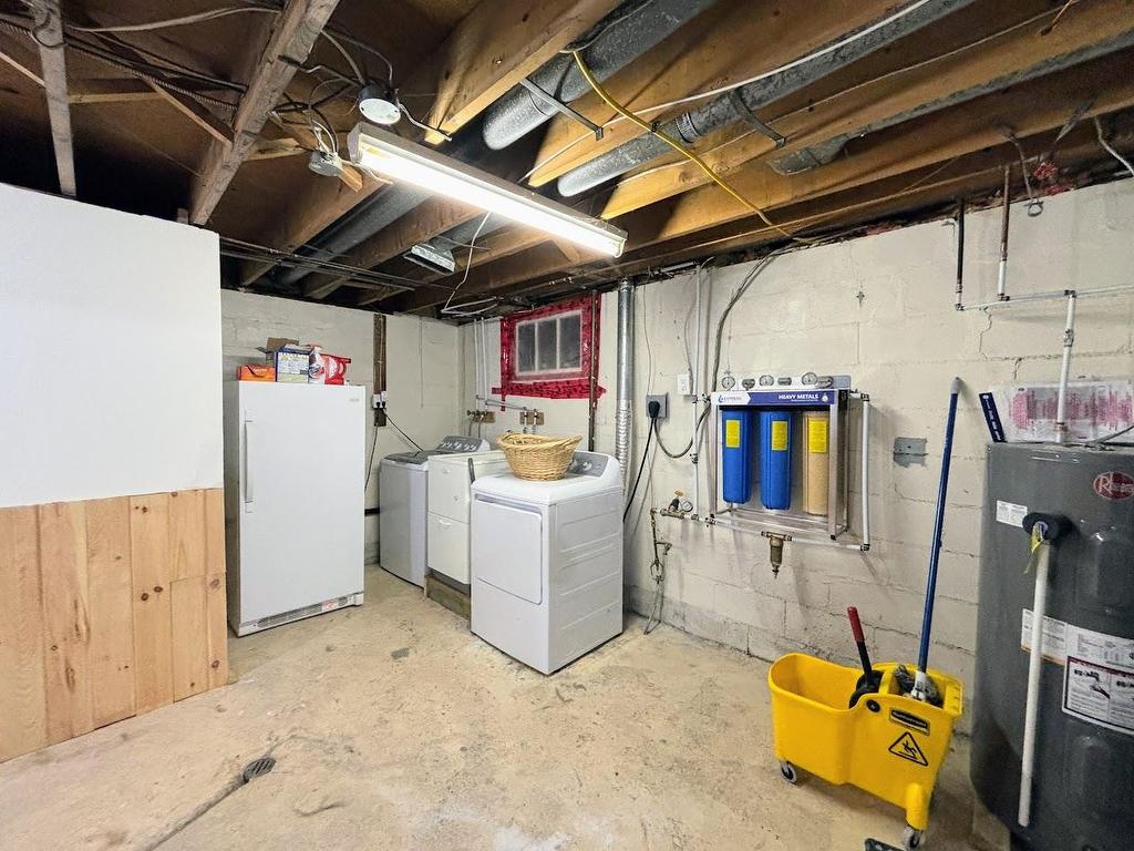 7 Swallow Drive, Manitouwadge, ON - Indoor Photo Showing Laundry Room