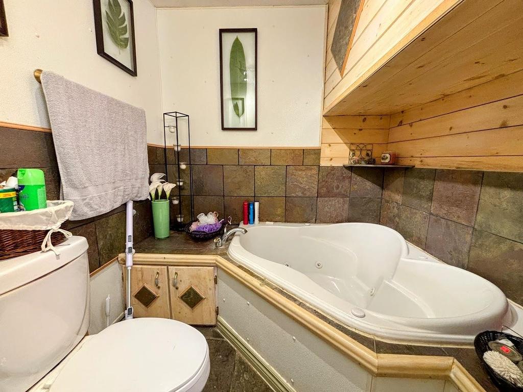 64 Hemlo Drive, Marathon, ON - Indoor Photo Showing Bathroom