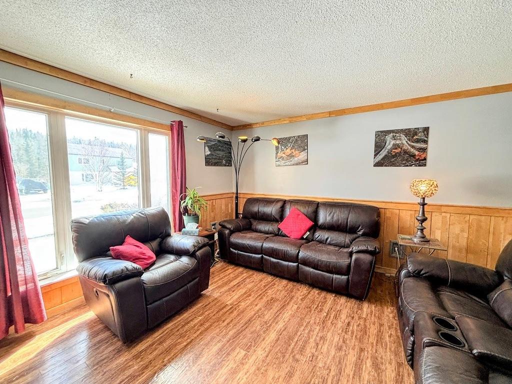 64 Hemlo Drive, Marathon, ON - Indoor Photo Showing Living Room