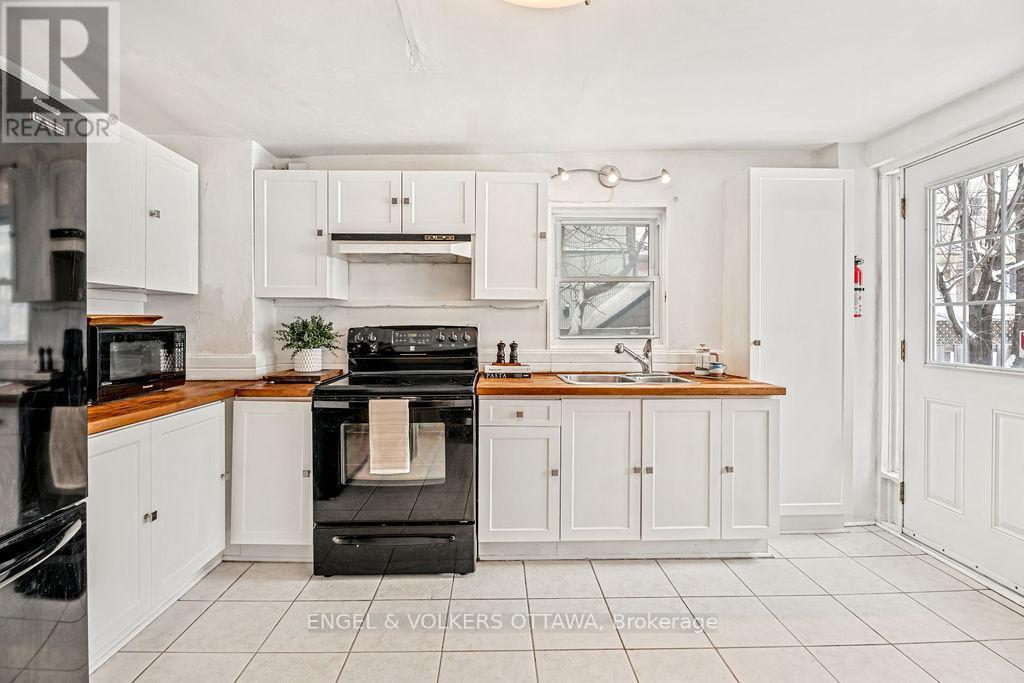 477 Booth Street, Ottawa, ON - Indoor Photo Showing Kitchen With Double Sink
