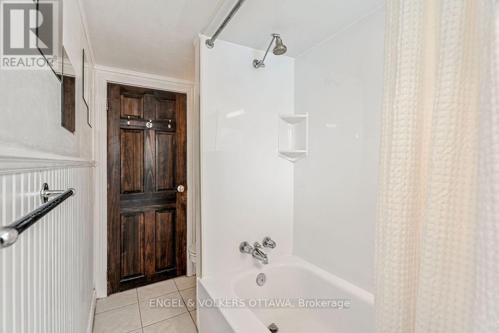 477 Booth Street, Ottawa, ON - Photo Showing Bathroom