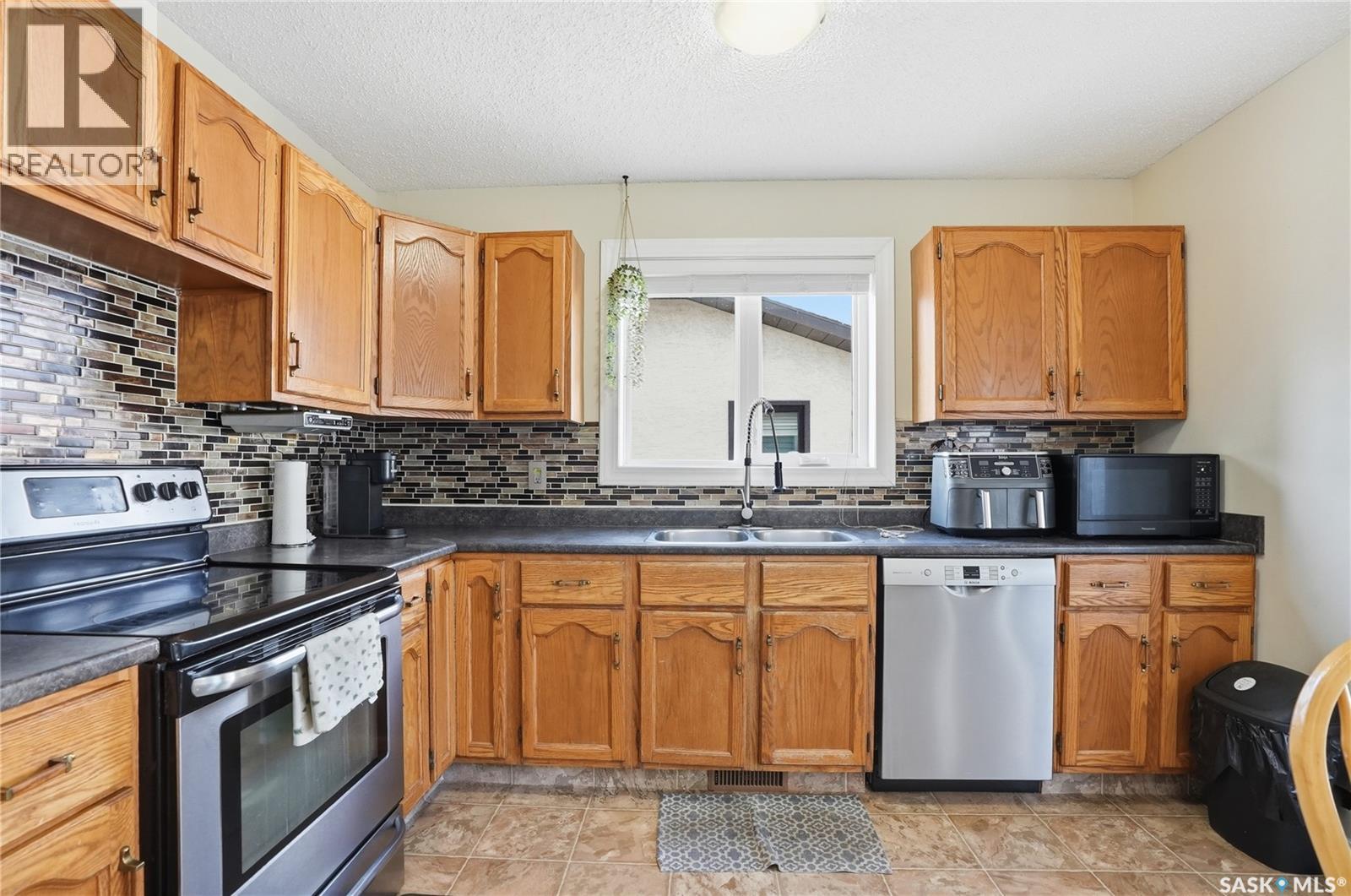 454 Konihowski Road, Saskatoon, SK - Indoor Photo Showing Kitchen With Double Sink