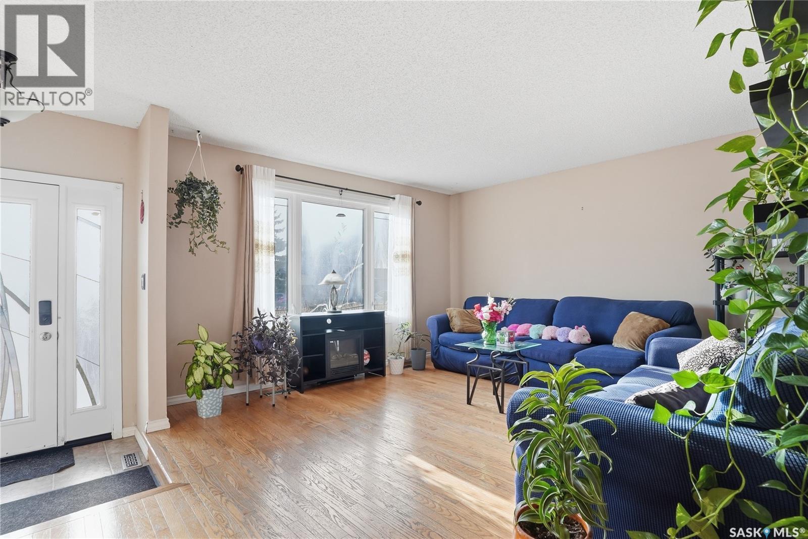 454 Konihowski Road, Saskatoon, SK - Indoor Photo Showing Living Room