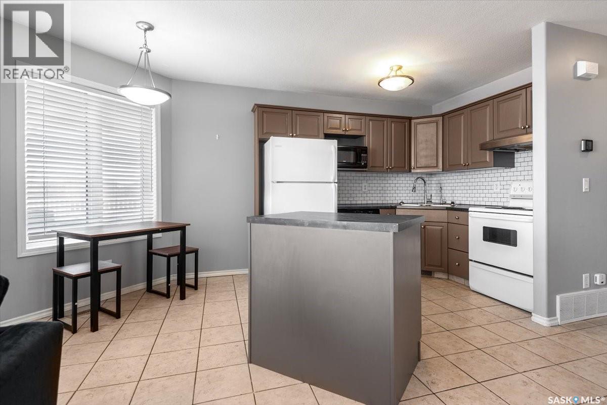 4044 Buckingham Drive E, Regina, SK - Indoor Photo Showing Kitchen