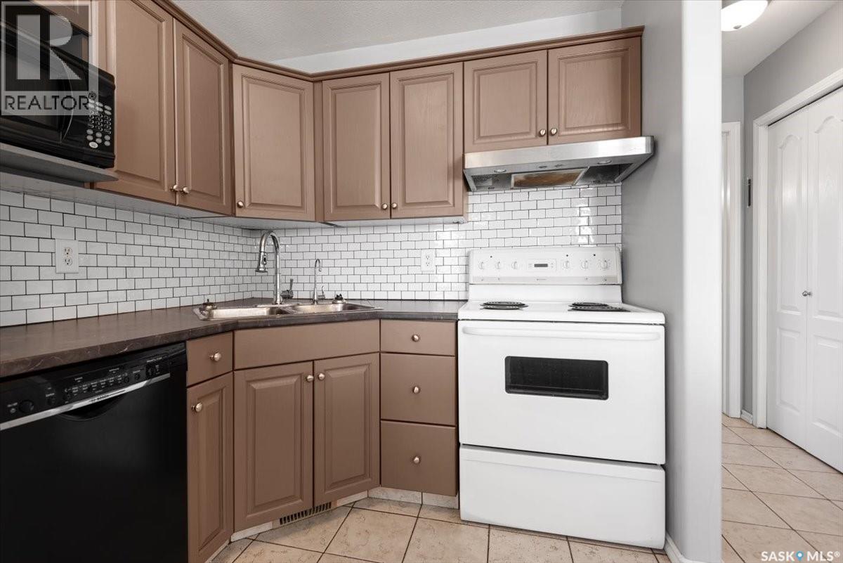 4044 Buckingham Drive E, Regina, SK - Indoor Photo Showing Kitchen With Double Sink