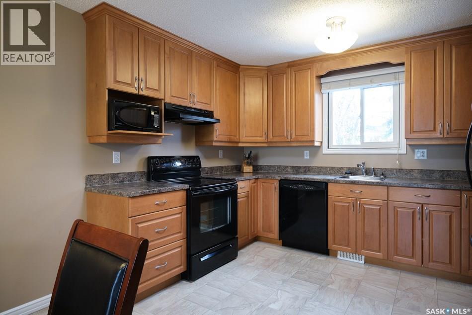 63 Killarney Way, Regina, SK - Indoor Photo Showing Kitchen