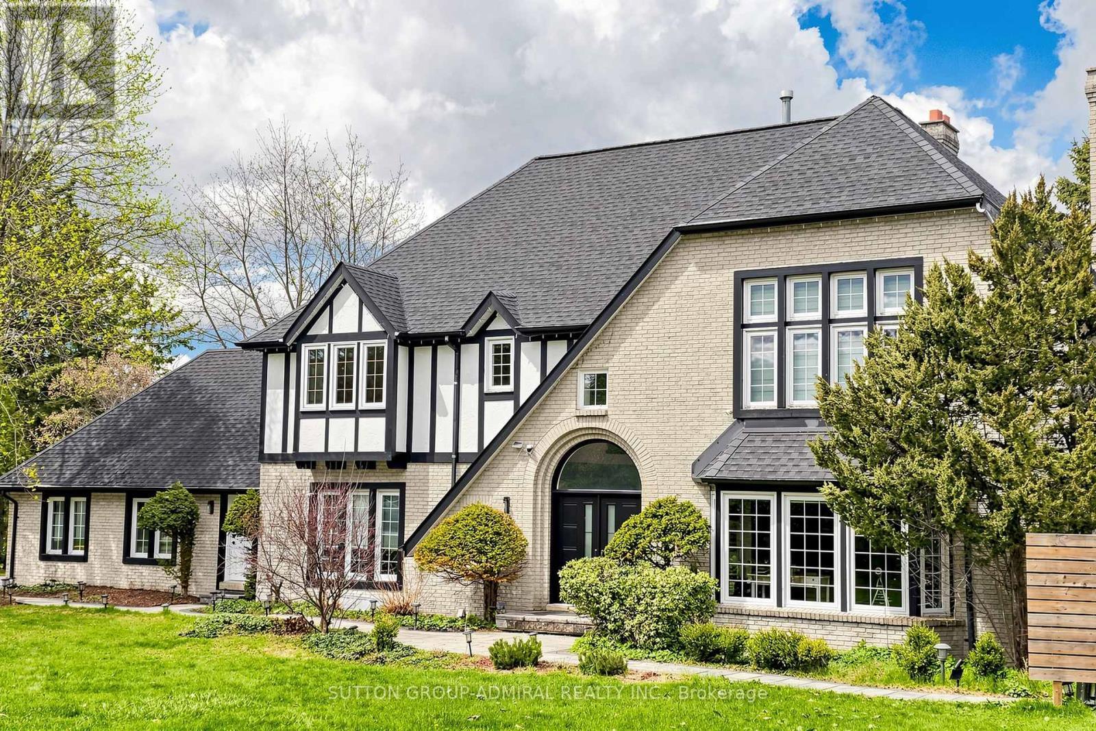 2 Gilbert Drive, Aurora, ON - Outdoor With Facade