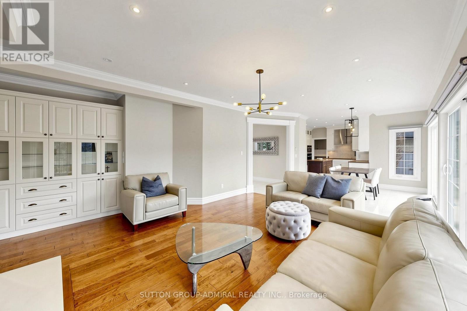 2 Gilbert Drive, Aurora, ON - Indoor Photo Showing Living Room