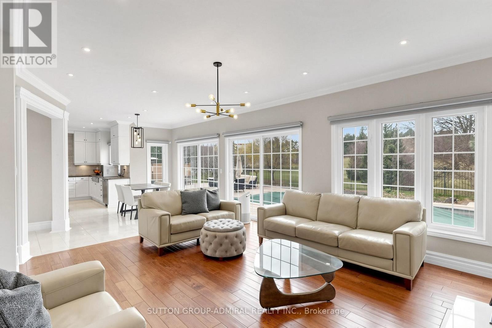 2 Gilbert Drive, Aurora, ON - Indoor Photo Showing Living Room