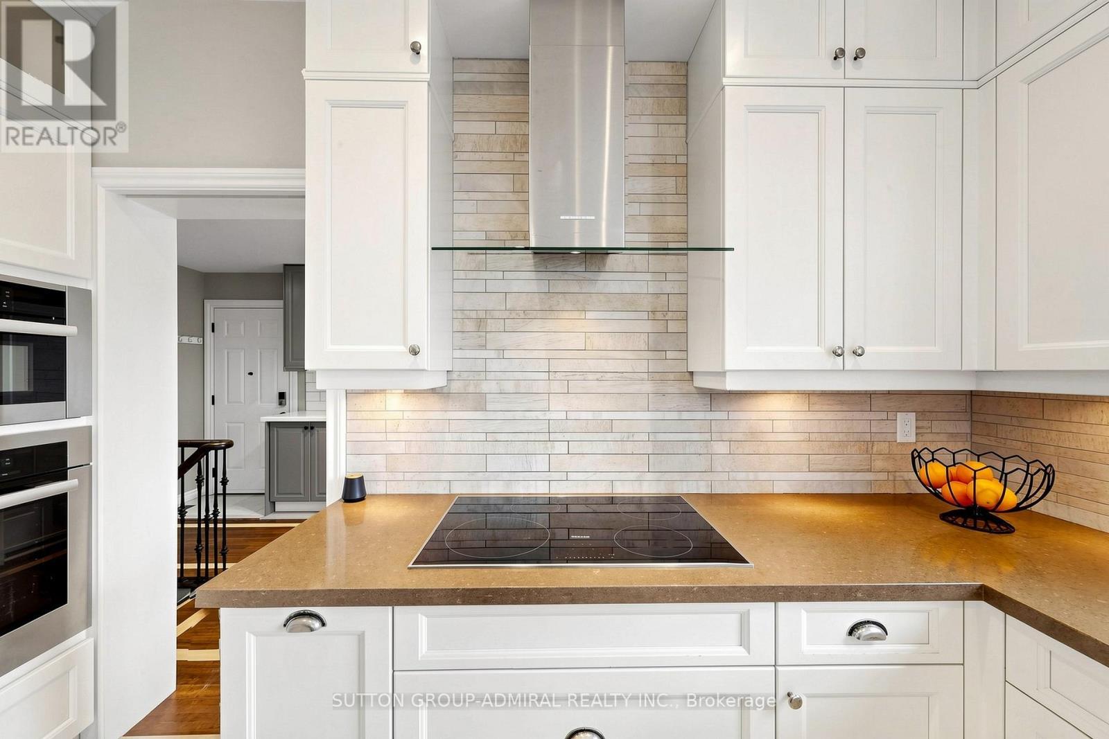 2 Gilbert Drive, Aurora, ON - Indoor Photo Showing Kitchen
