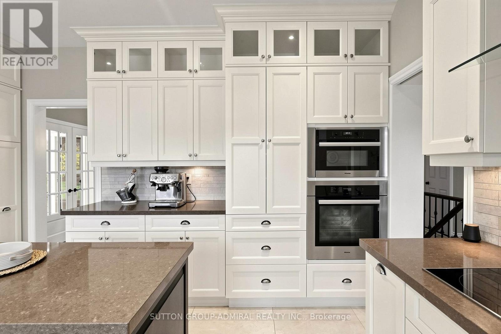 2 Gilbert Drive, Aurora, ON - Indoor Photo Showing Kitchen