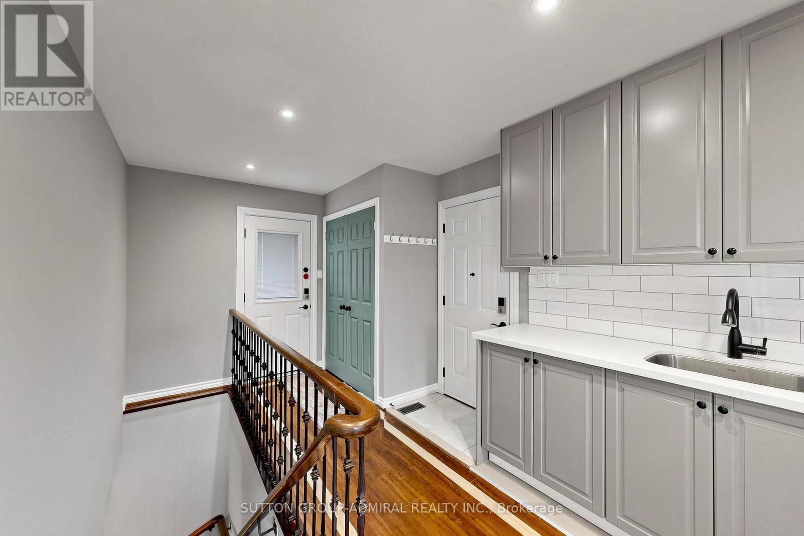 2 Gilbert Drive, Aurora, ON - Indoor