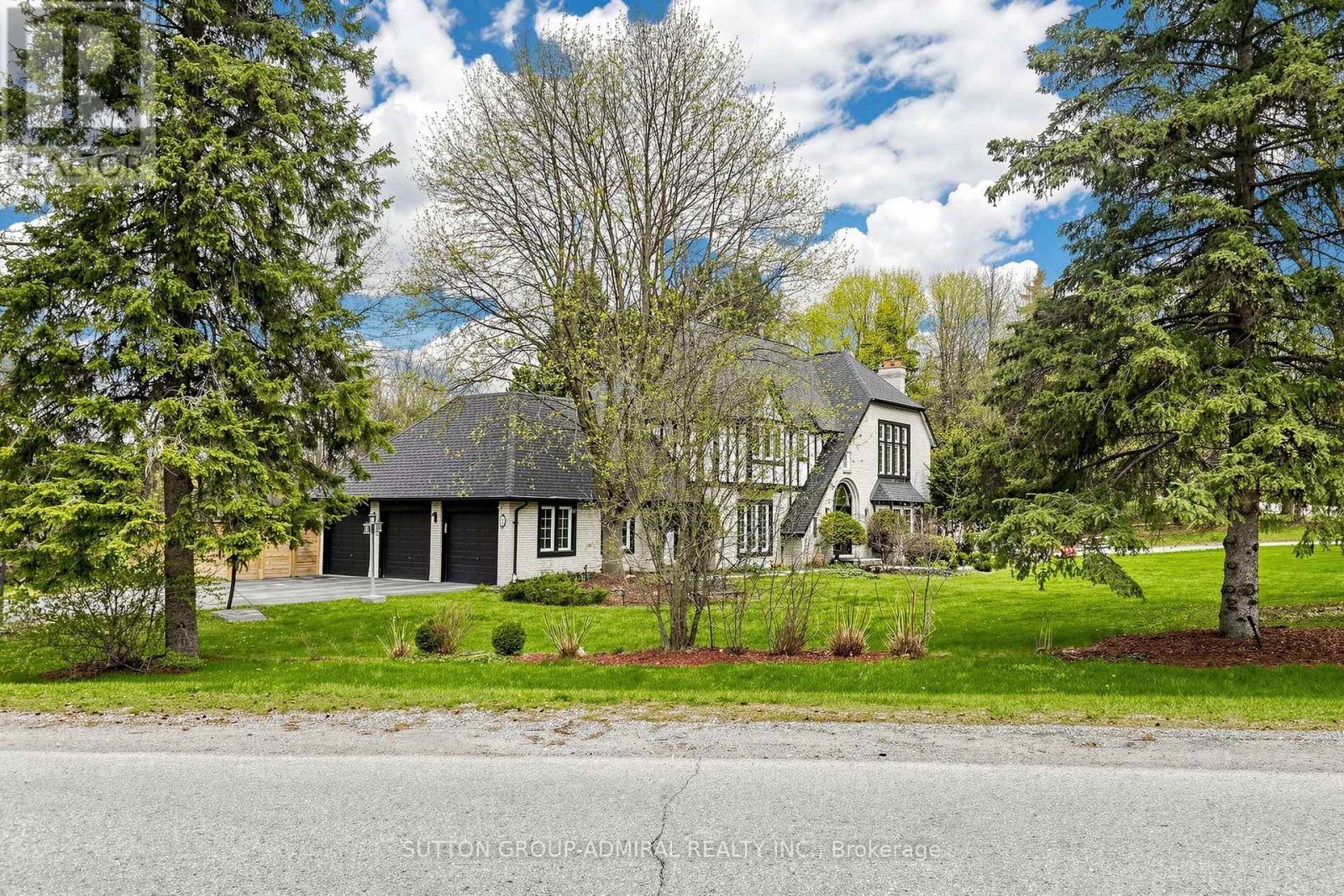 2 Gilbert Drive, Aurora, ON - Outdoor