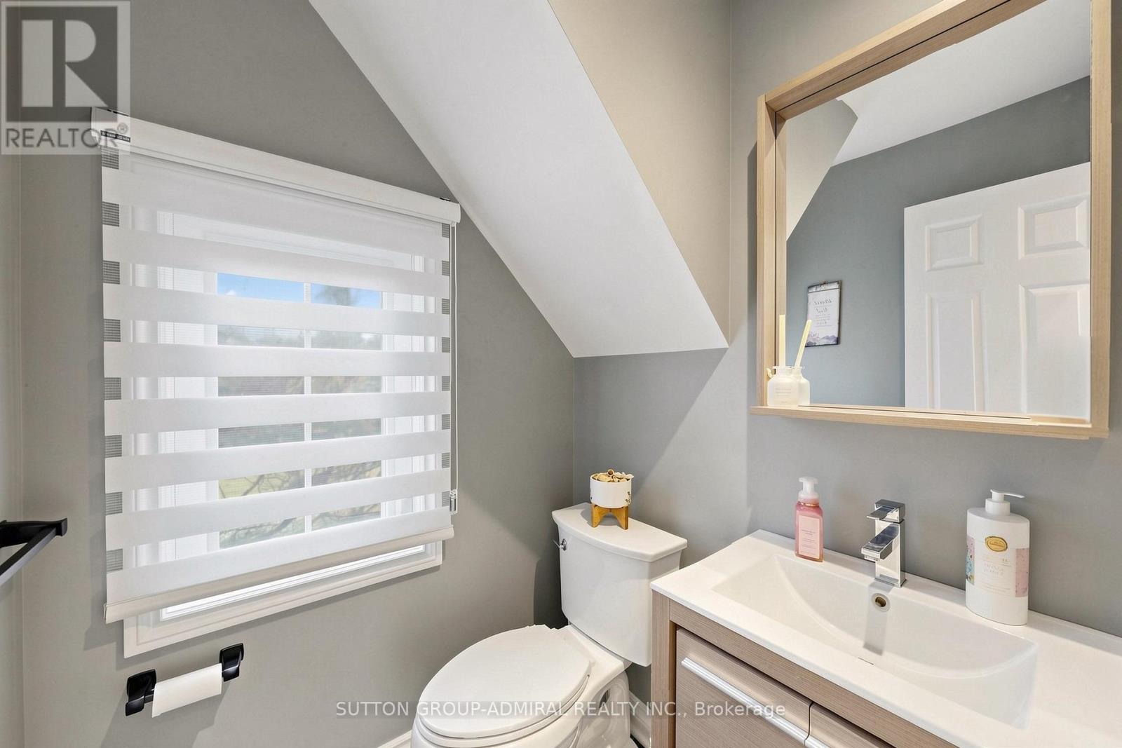 2 Gilbert Drive, Aurora, ON - Indoor Photo Showing Bathroom