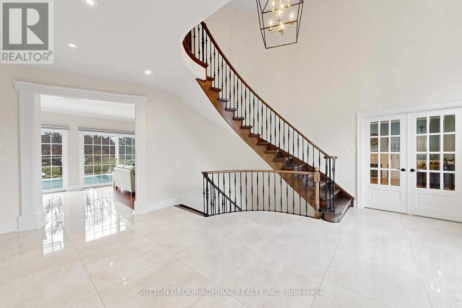 2 Gilbert Drive, Aurora, ON - Indoor Photo Showing Other Room