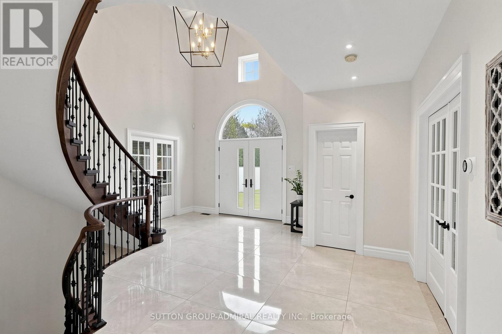 2 Gilbert Drive, Aurora, ON - Indoor Photo Showing Other Room