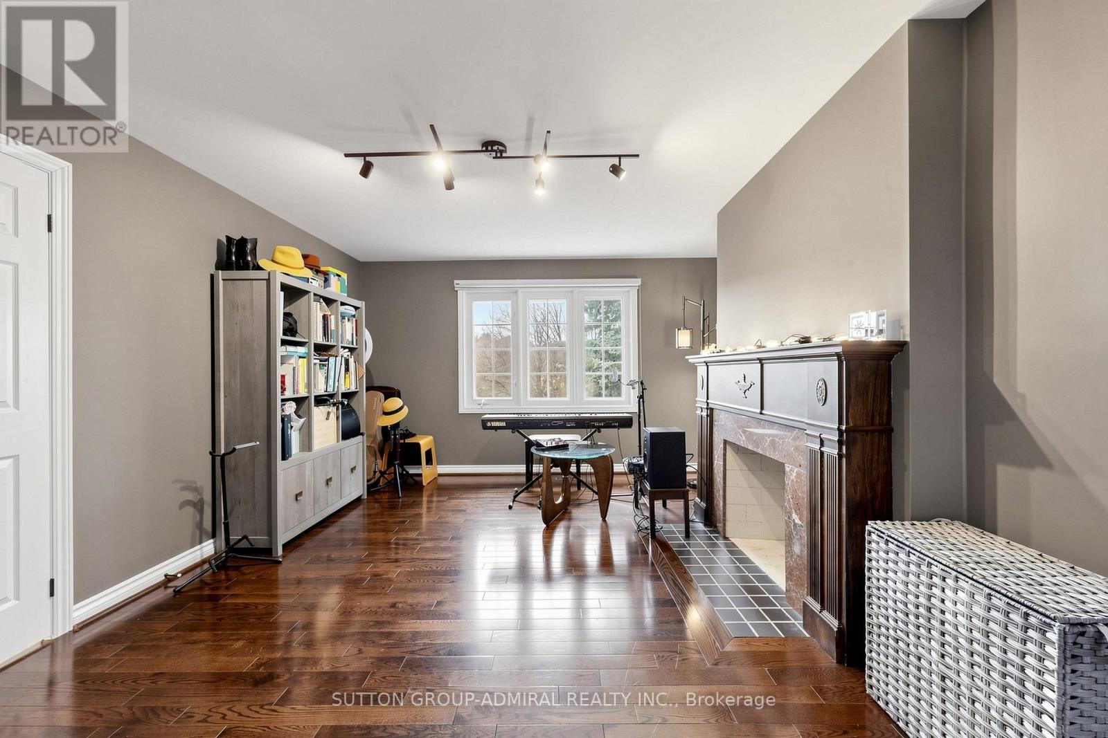 2 Gilbert Drive, Aurora, ON - Indoor