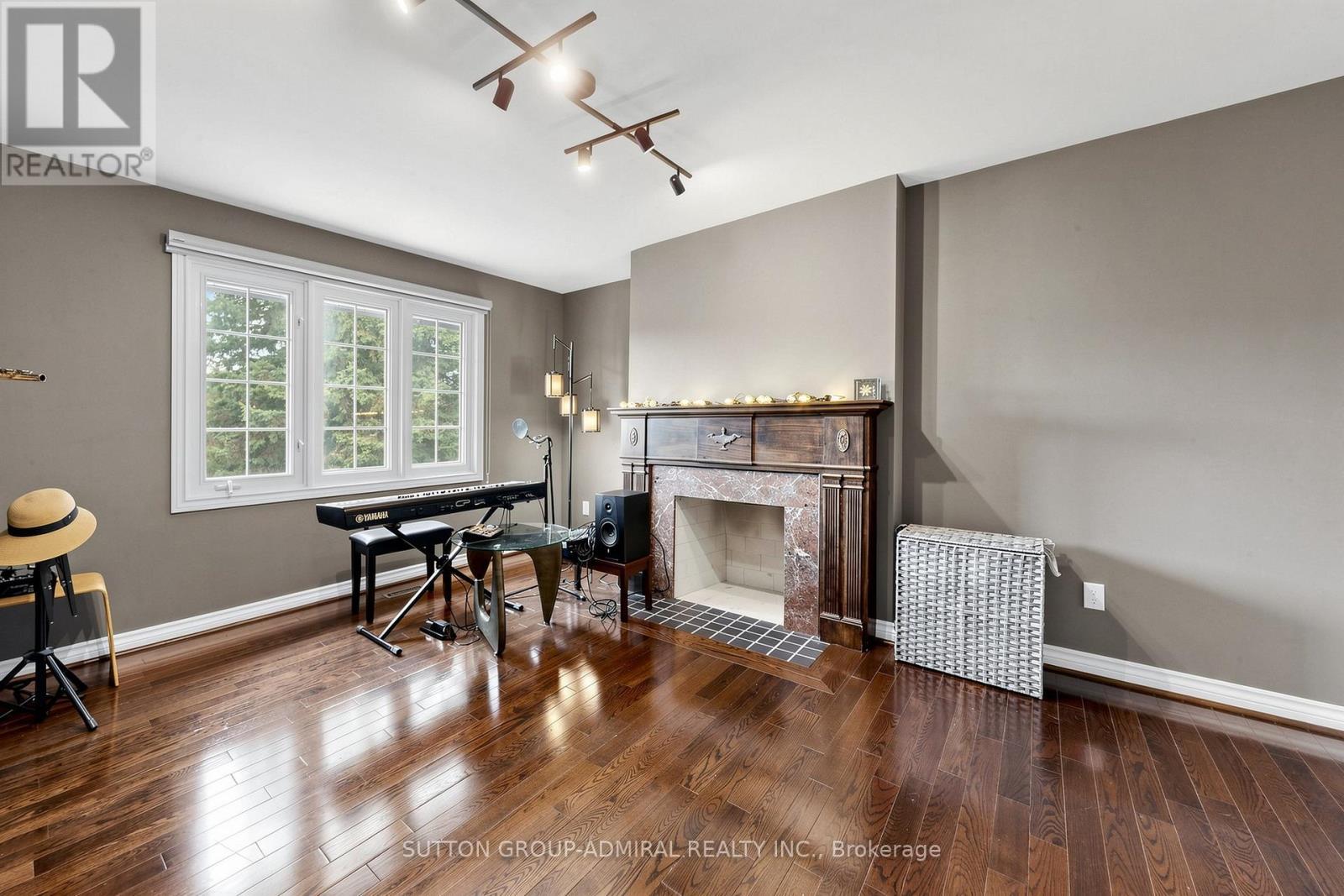 2 Gilbert Drive, Aurora, ON - Indoor