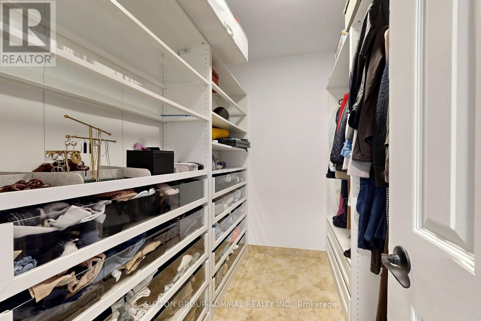 2 Gilbert Drive, Aurora, ON - Indoor With Storage