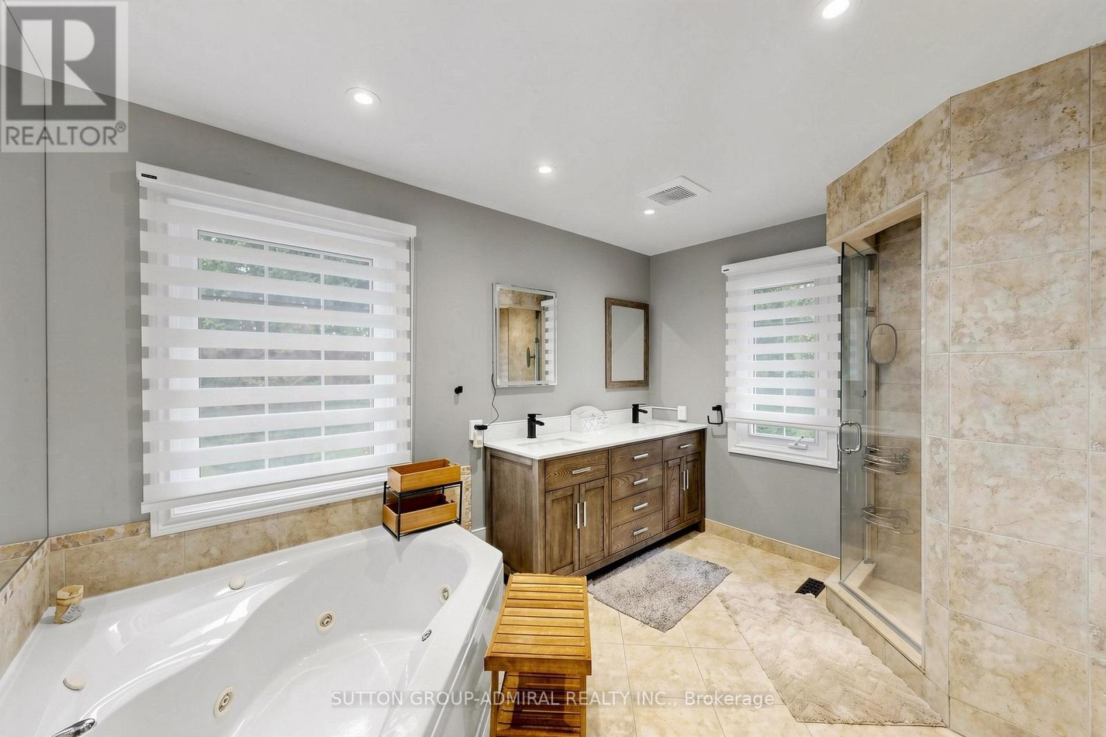 2 Gilbert Drive, Aurora, ON - Indoor Photo Showing Bathroom