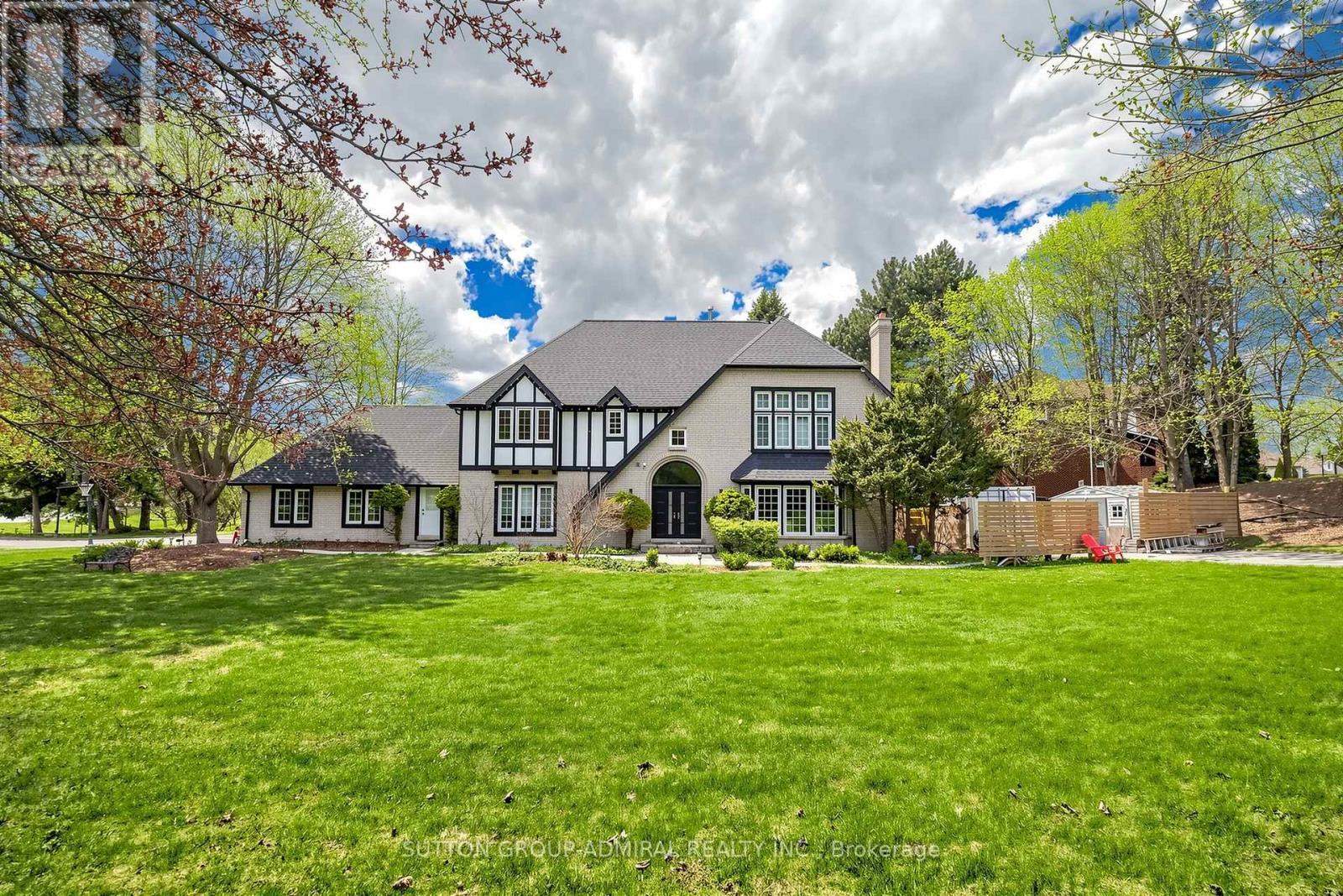 2 Gilbert Drive, Aurora, ON - Outdoor