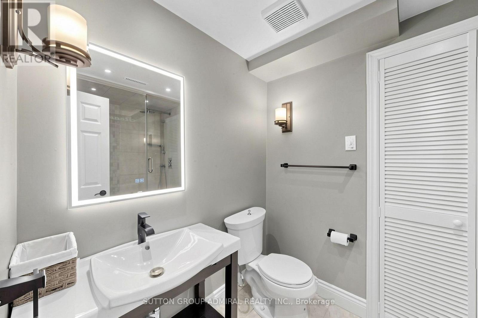 2 Gilbert Drive, Aurora, ON - Indoor Photo Showing Bathroom