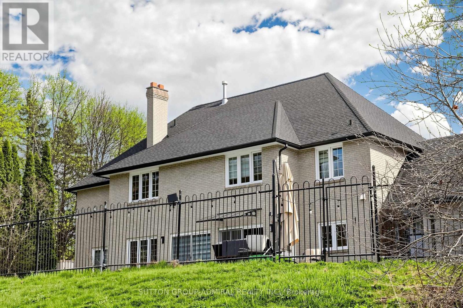 2 Gilbert Drive, Aurora, ON - Outdoor