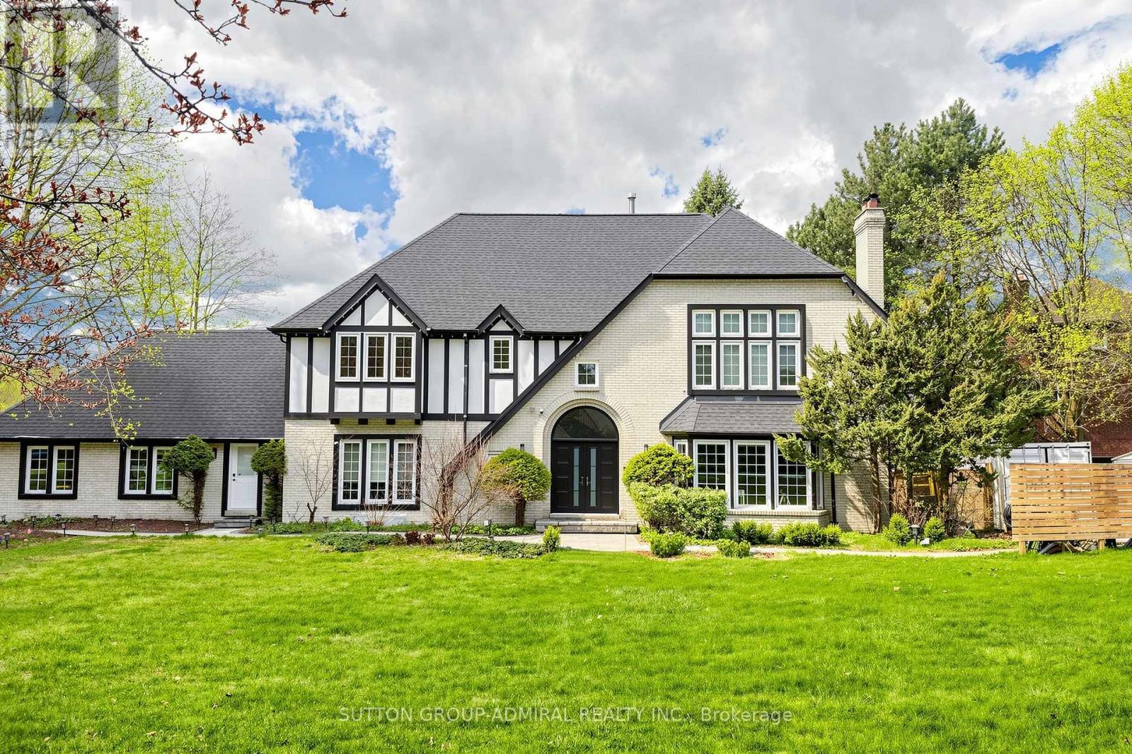 2 Gilbert Drive, Aurora, ON - Outdoor With Facade