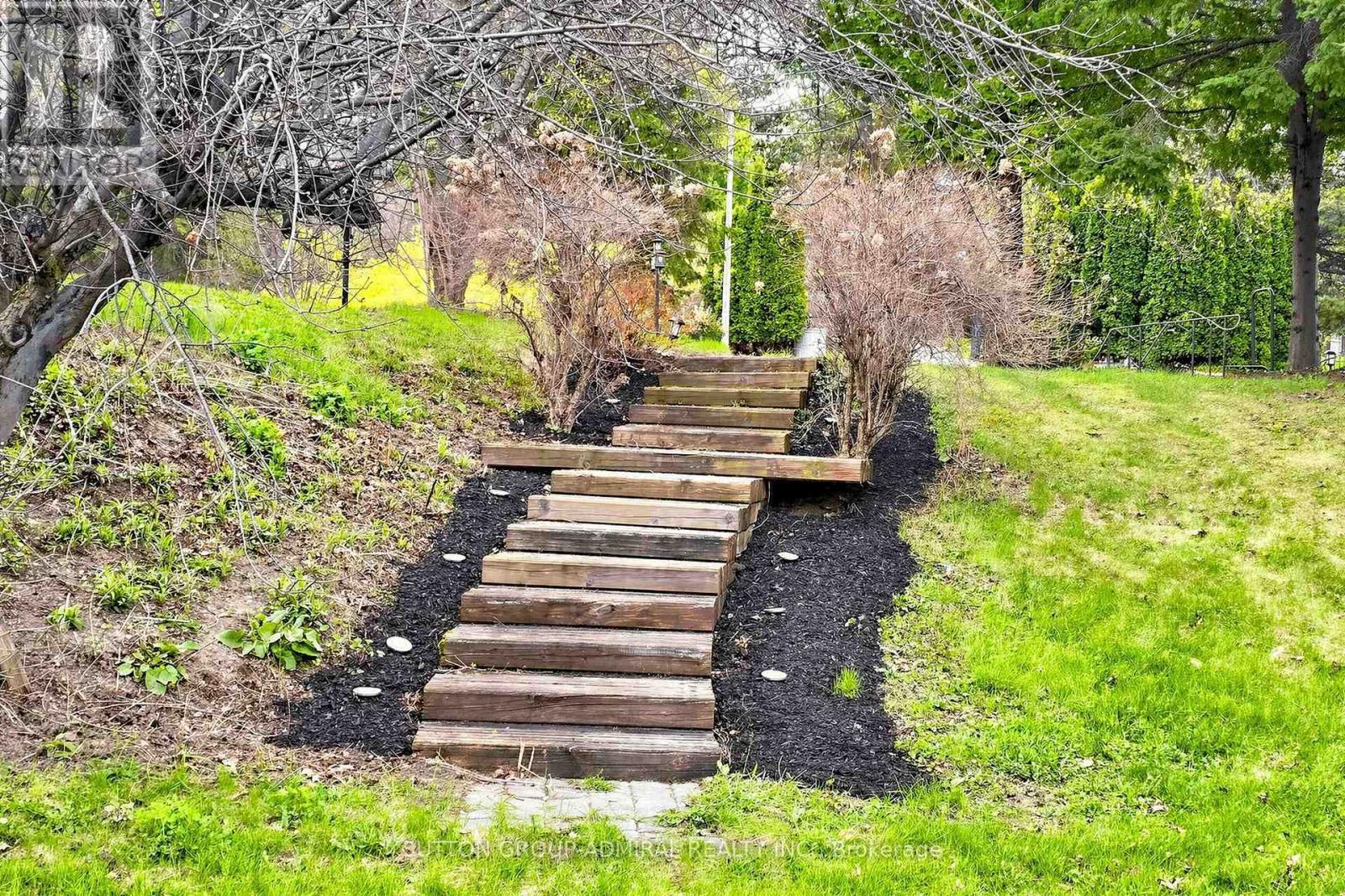 2 Gilbert Drive, Aurora, ON - Outdoor