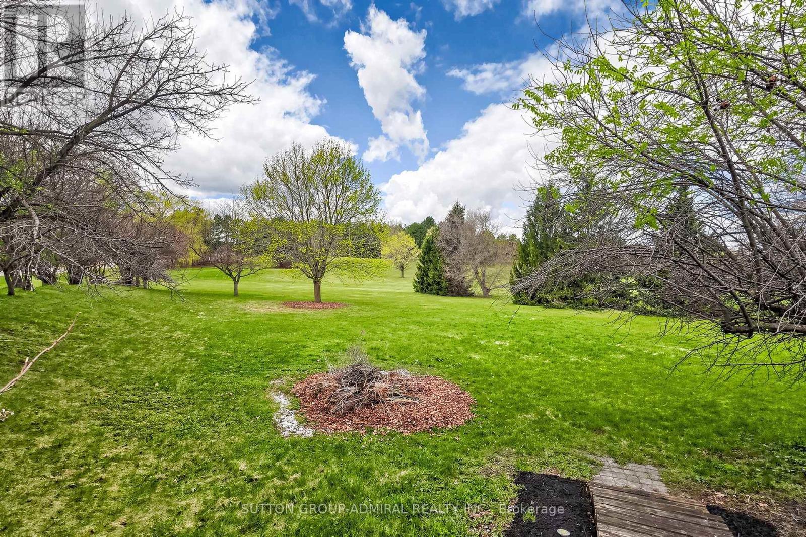 2 Gilbert Drive, Aurora, ON - Outdoor