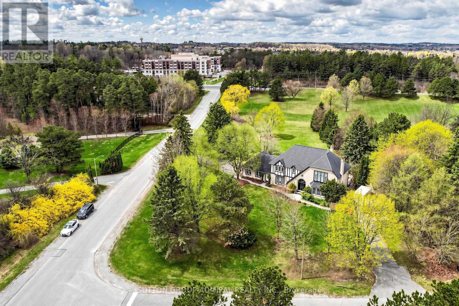 2 Gilbert Drive, Aurora, ON - Outdoor With View