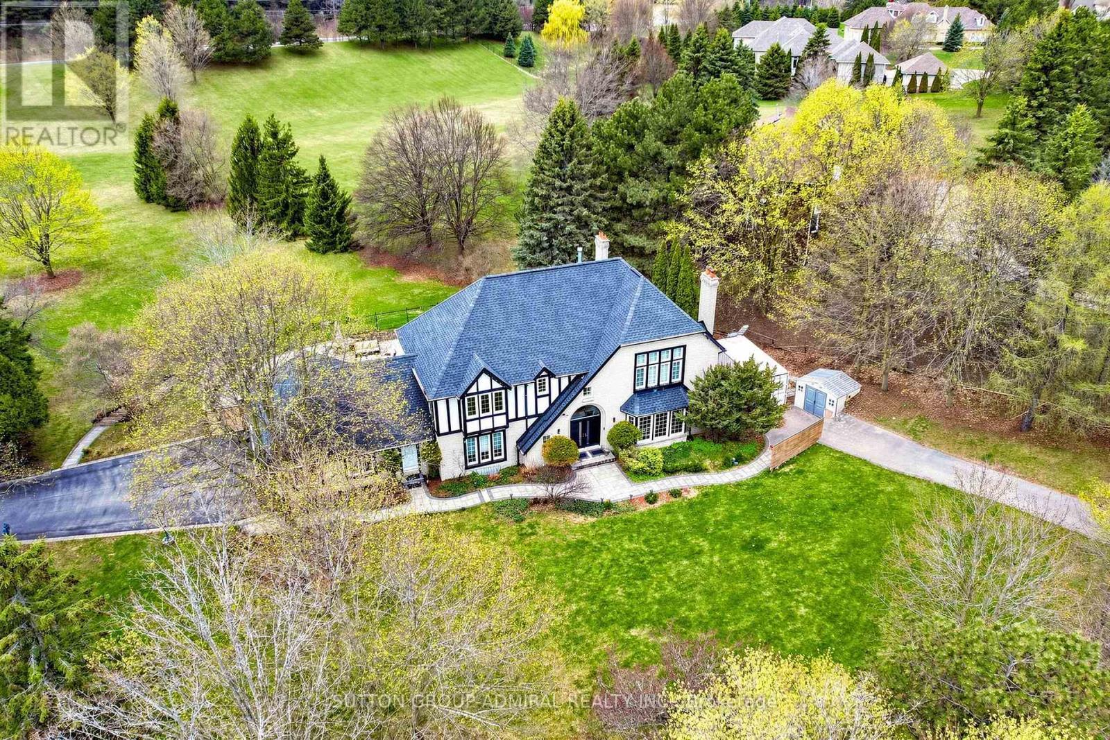 2 Gilbert Drive, Aurora, ON - Outdoor