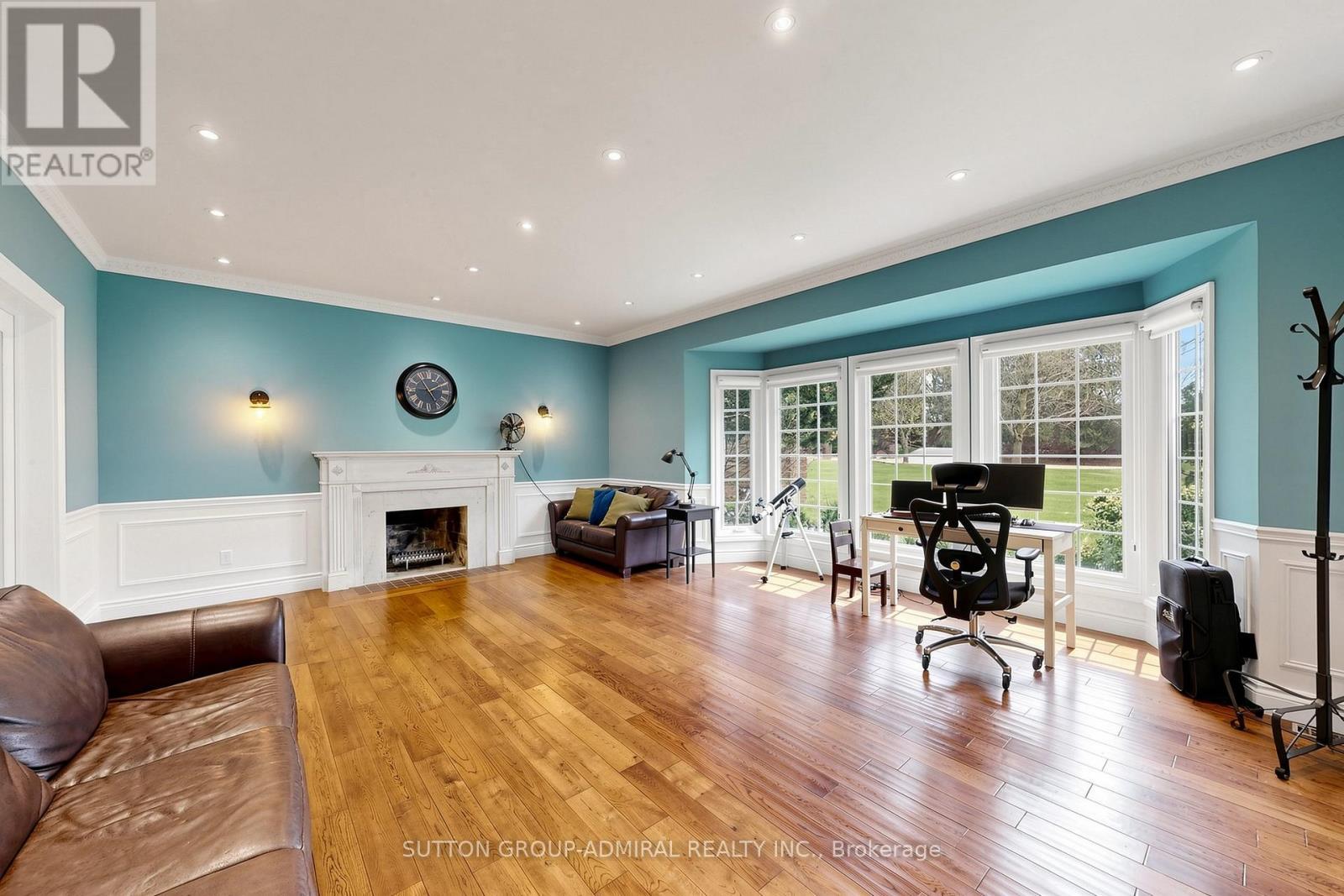 2 Gilbert Drive, Aurora, ON - Indoor Photo Showing Living Room With Fireplace