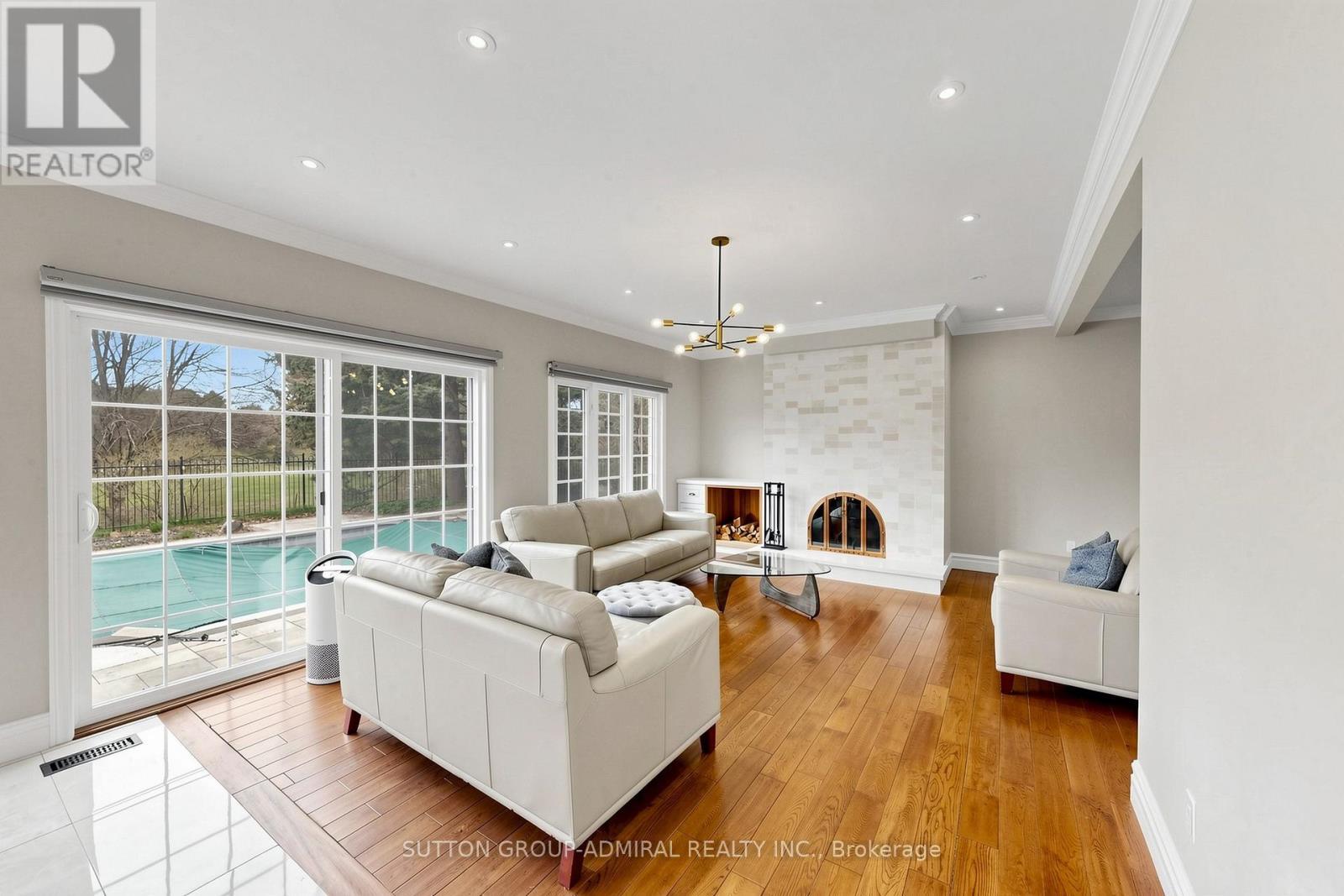 2 Gilbert Drive, Aurora, ON - Indoor Photo Showing Living Room