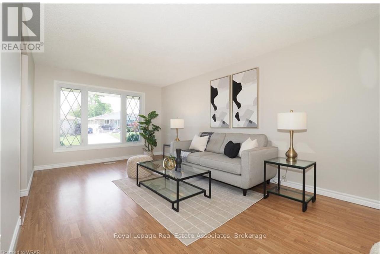 Main - 86 Overlea Crescent, Kitchener, ON - Indoor Photo Showing Living Room