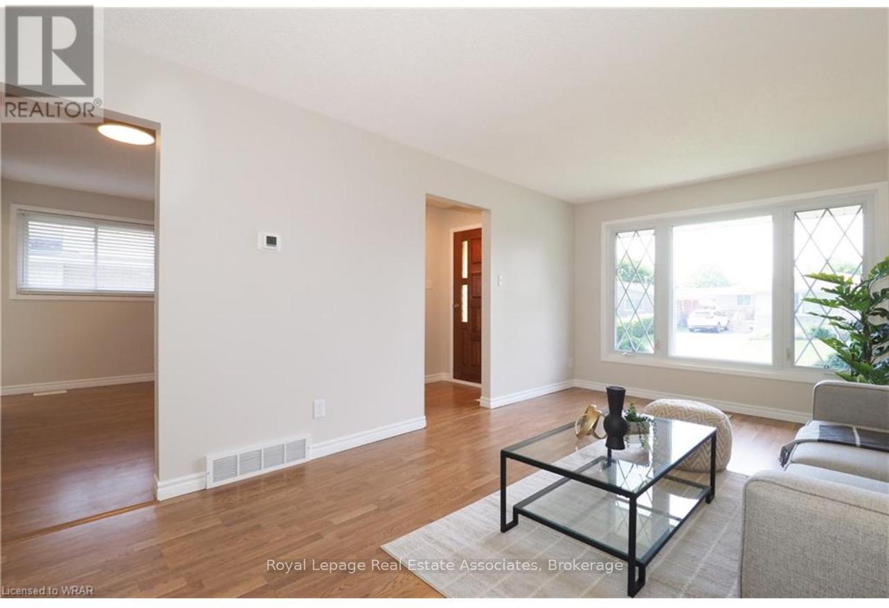 Main - 86 Overlea Crescent, Kitchener, ON - Indoor Photo Showing Living Room