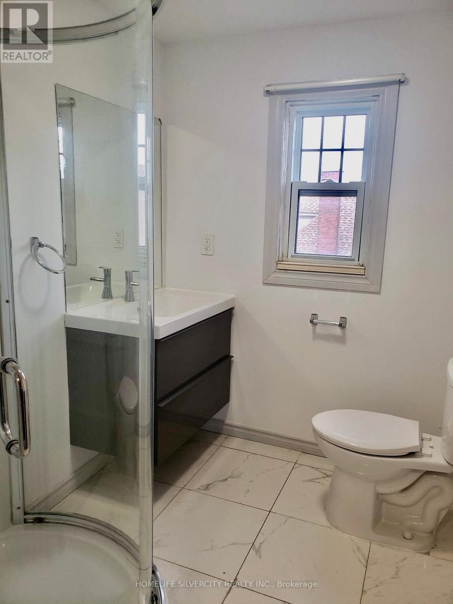 147 Holton Avenue S, Hamilton, ON - Indoor Photo Showing Bathroom