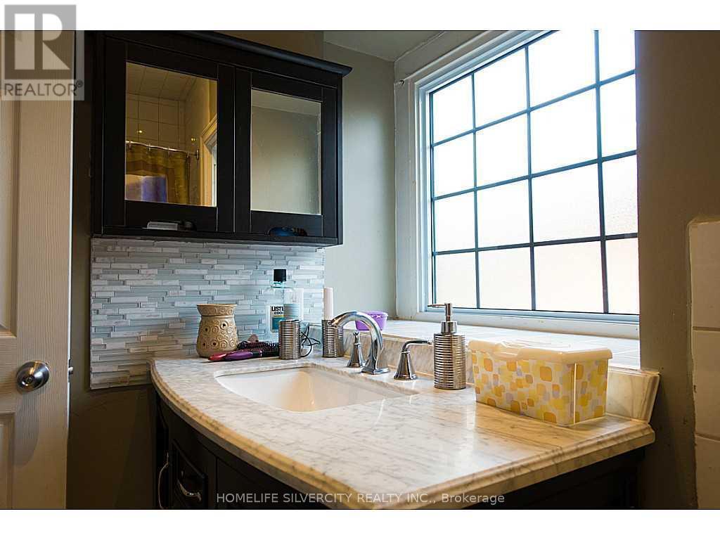 147 Holton Avenue S, Hamilton, ON - Indoor Photo Showing Bathroom