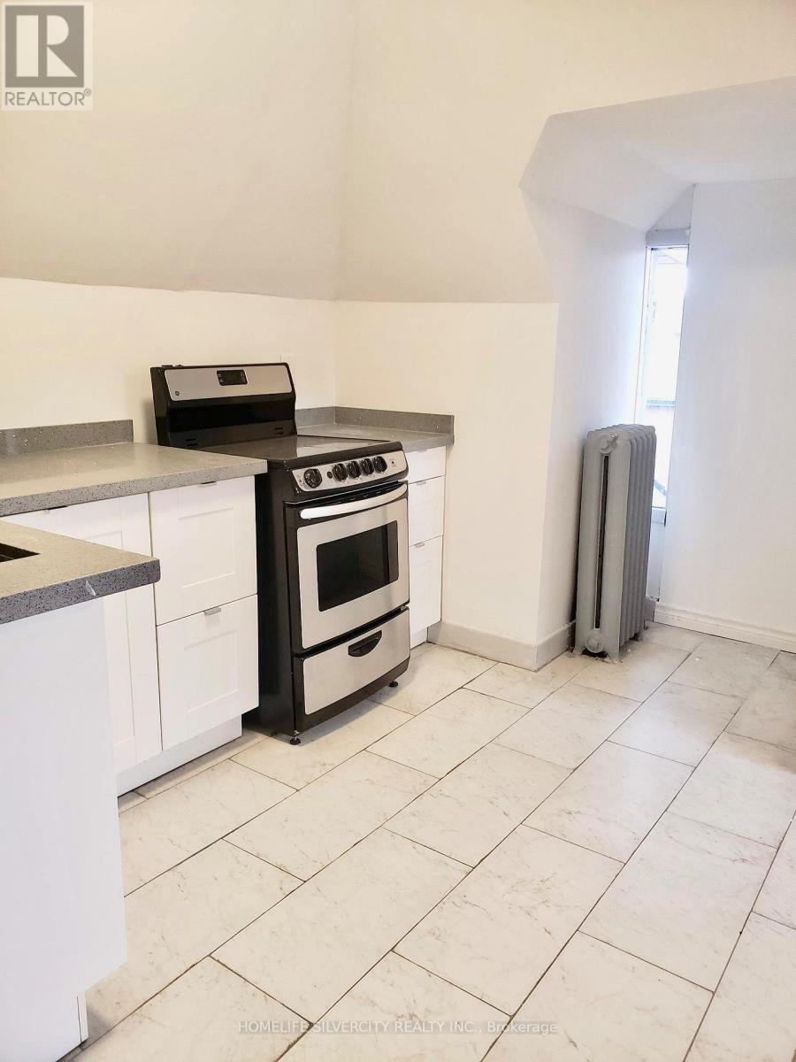 147 Holton Avenue S, Hamilton, ON - Indoor Photo Showing Kitchen