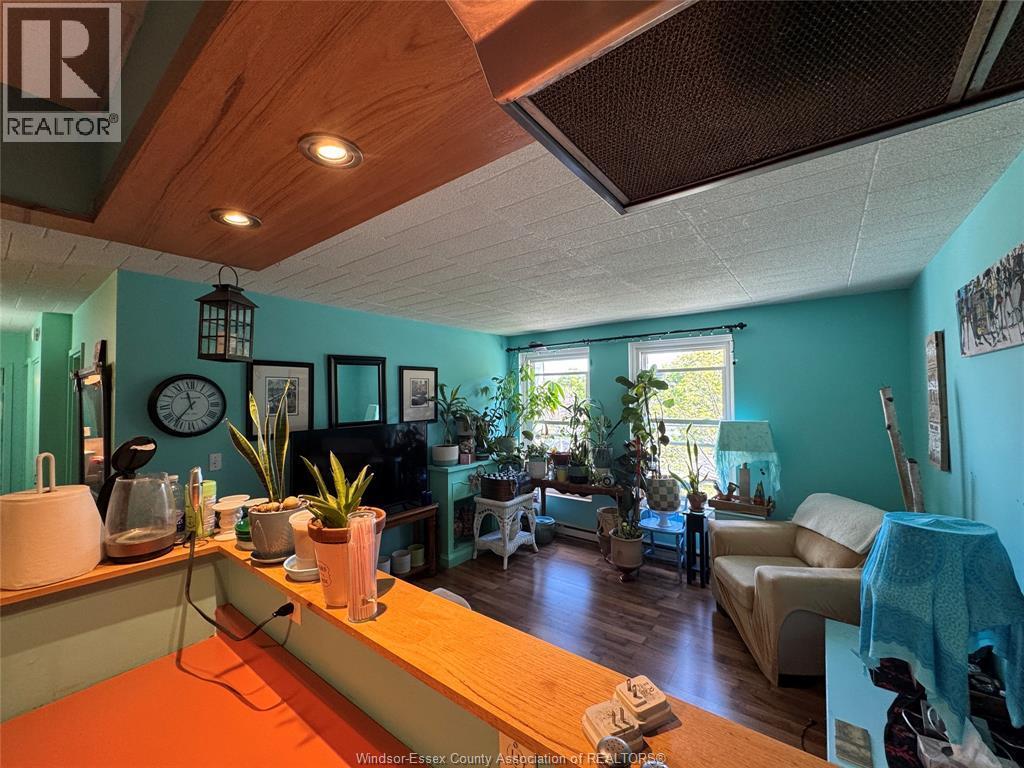 6647 Thornberry Crescent, Windsor, ON - Indoor Photo Showing Living Room