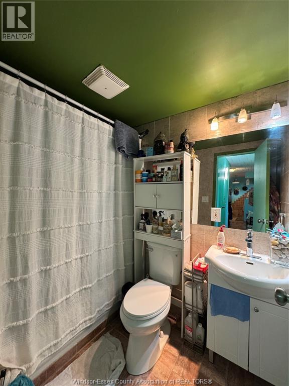 6647 Thornberry Crescent, Windsor, ON - Indoor Photo Showing Bathroom