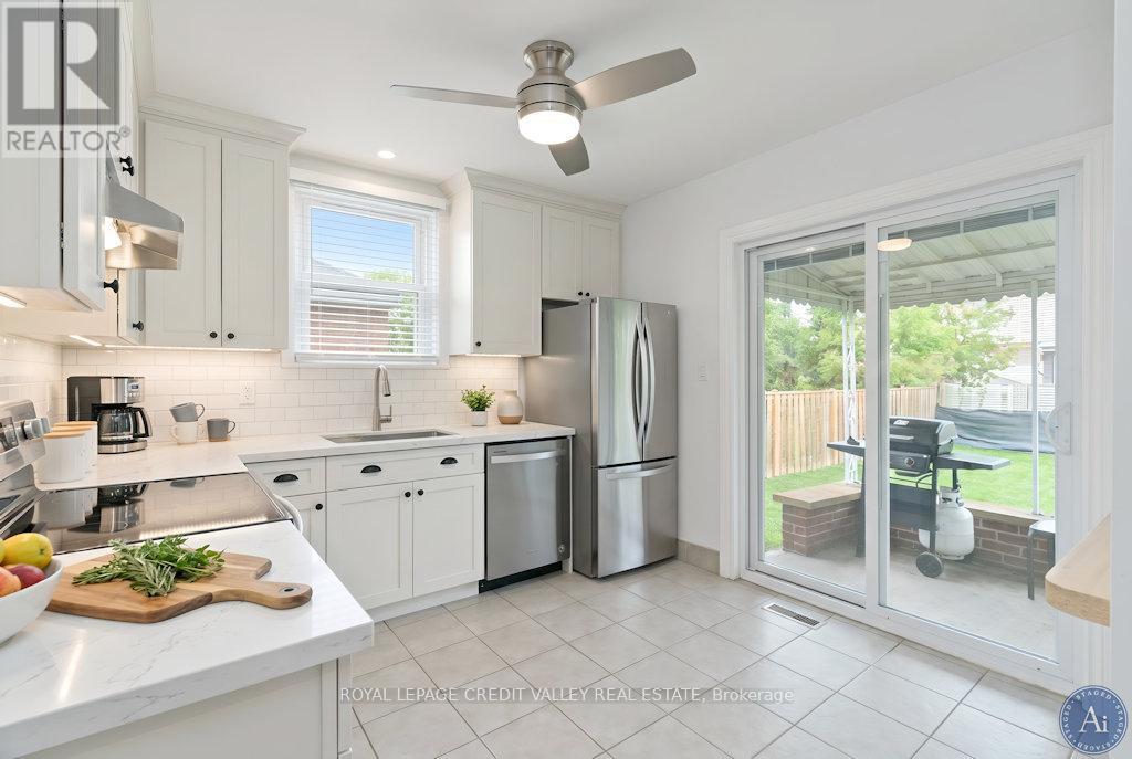 117 Glencarry Avenue, Hamilton, ON - Indoor Photo Showing Kitchen